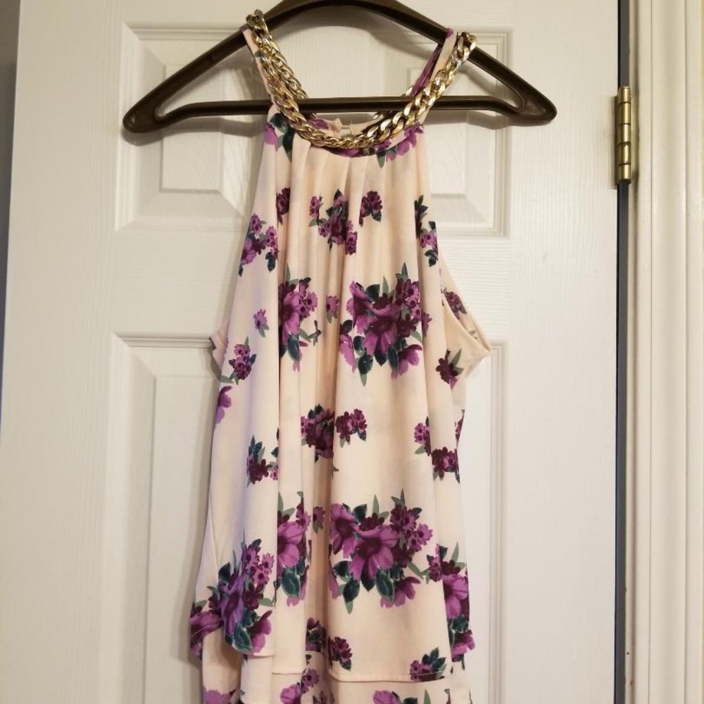 Pretty Sleeveless  shirt with gold chain